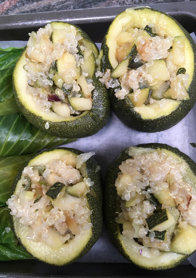 Una foto de Calabacín relleno con quinoa