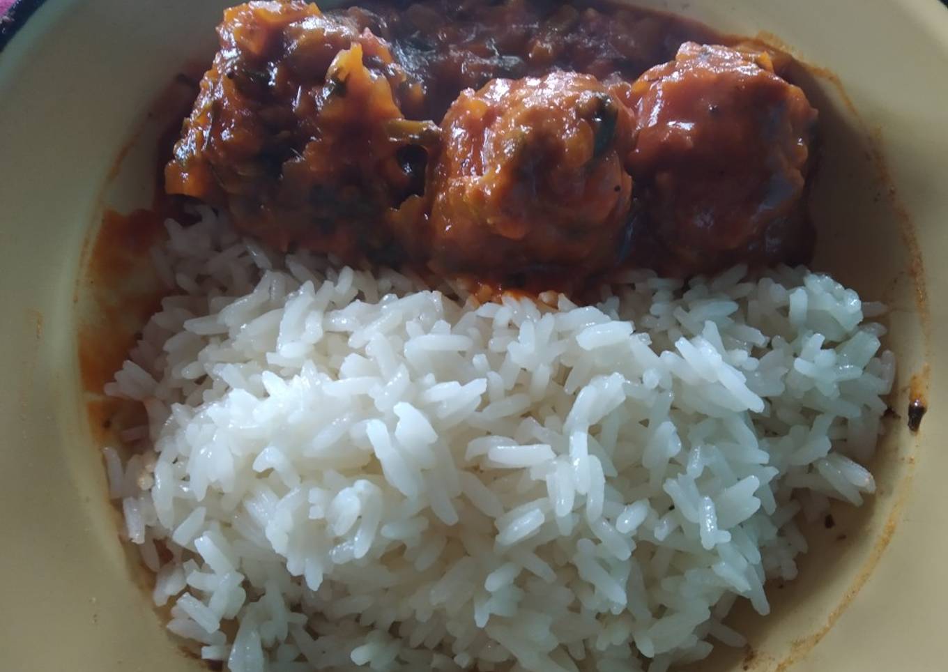 Albóndigas con salsa y arroz