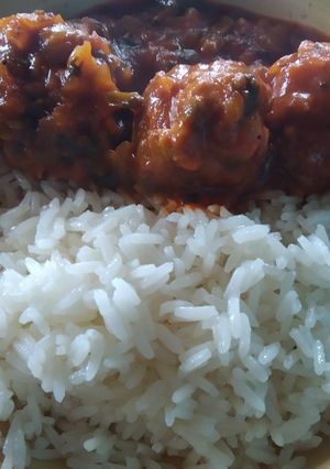 Una foto de Albóndigas con salsa y arroz