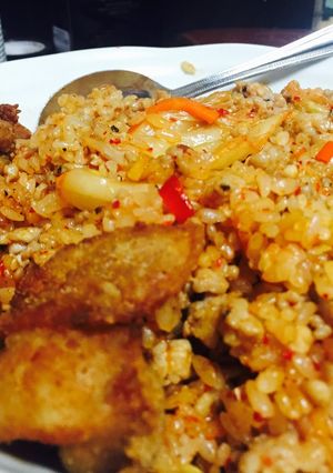Hình của món Cơm chiên kim chi kèm gà rán.