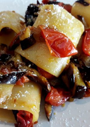 Foto di Pasta con melanzana e datterini