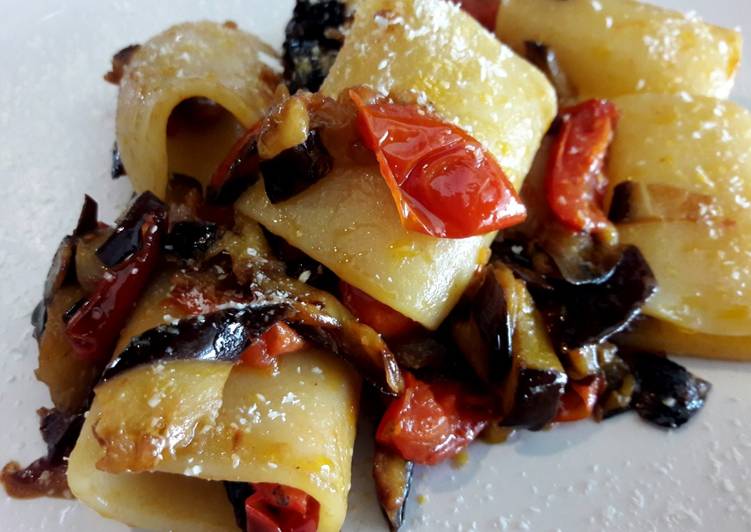 Pasta con melanzana e datterini