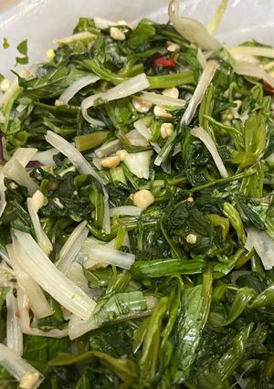 Hình của món Nộm rau muống và ngó sen.