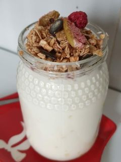Una foto de Yogur Casero con miel y cereales integrales y semillas al gusto