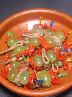 Una foto de Banderillas de uvas con anchoas