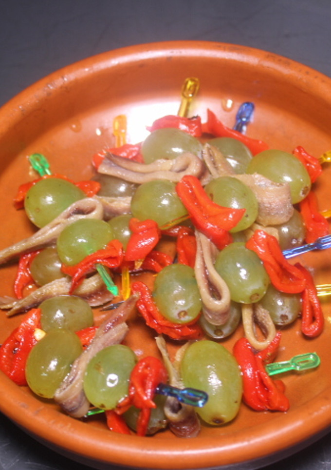 Una foto de Banderillas de uvas con anchoas