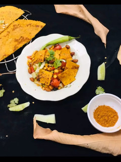बेसन चीला चाट (Besan Cheela chaat recipe in Hindi) रेसिपी मुख्य फोटो