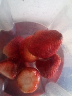 Una foto de Licuado de frutilla con menta