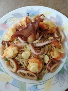 Φωτογραφία της συνταγής Noodles με θράψαλο και γαρίδες