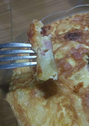 Una foto de Tortilla de papas con jamón y queso