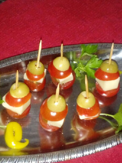 Una foto de Mini bocaditos caprese