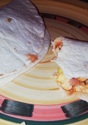Una foto de Desayuno con huevos y tortilla