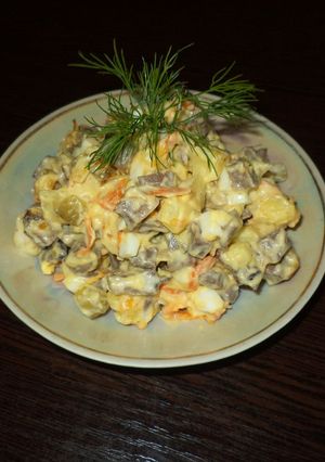 Фото ПП Салат из свиного сердца с морковью и маринованными огурцами.