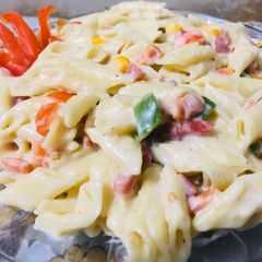 A picture of White sauce pasta.
