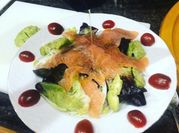 Una foto de ensalada de brotes