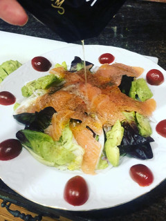 Una foto de Ensalada de brotes salmón aguacate y aderezo VIDALIM