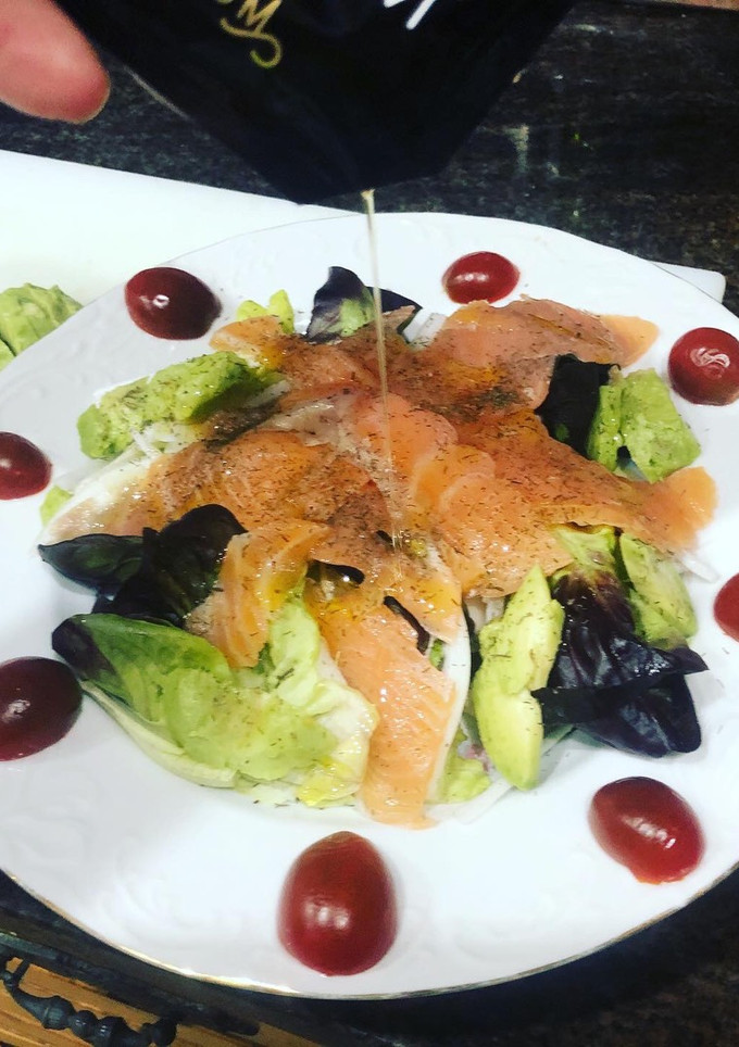 Una foto de Ensalada de brotes salmón aguacate y aderezo VIDALIM