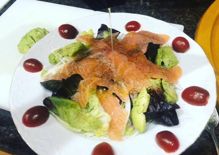 Ensalada de brotes salmón aguacate y aderezo VIDALIM