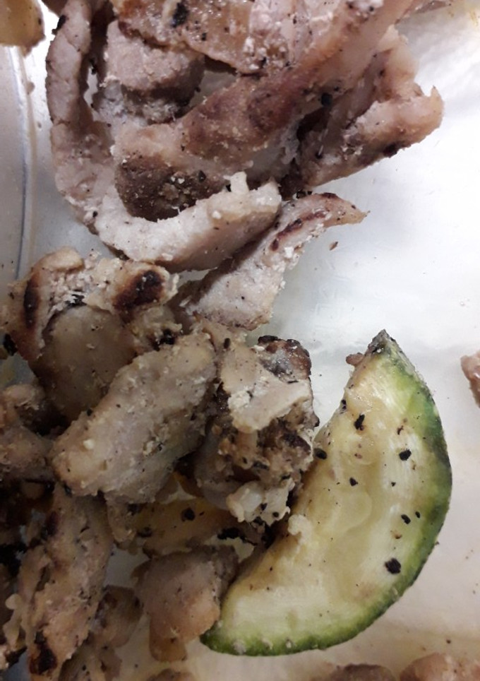 Una foto de Bistec encebollado con calabacitas. (fácil)