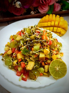 स्प्राउट्स फ़्रूट सलाद (sprouts fruit salad recipe in Hindi) रेसिपी मुख्य फोटो