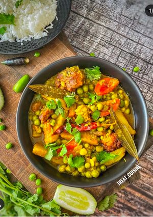A picture of Matar ka Nimona (Green Peas Curry).