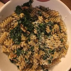 A picture of Pasta with creamy spinach sauce.