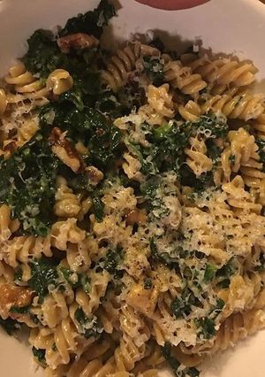 A picture of Pasta with creamy spinach sauce.