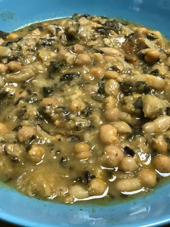 Una foto de Potaje de garbanzos, espinacas y bacalao