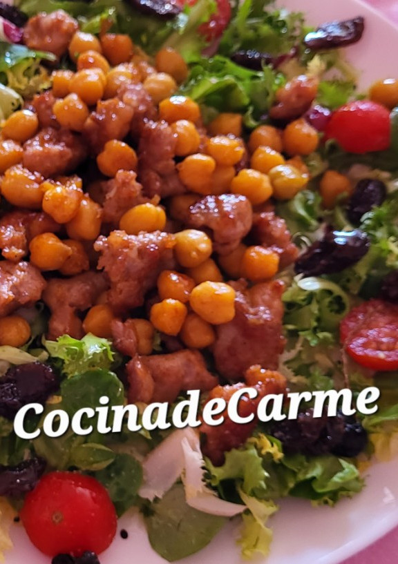 Una foto de Ensalada de verano con legumbres, longaniza, sobrasada y miel