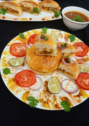 A picture of NAAN CHAAP (spicy chicken fillings in naan).