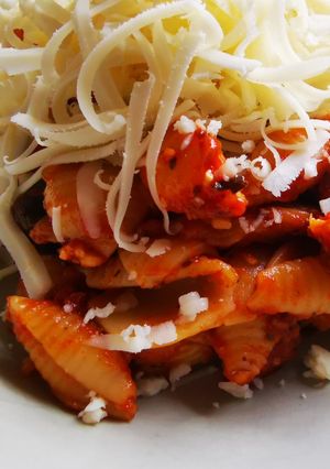 Sült paprikás-paradicsomos kagylótészta recept fotója
