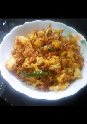 A picture of Cauliflower with dry fenugreek leaves.