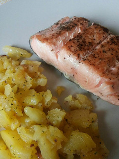Una foto de Salmón 🐟 y patatas a lo pobre