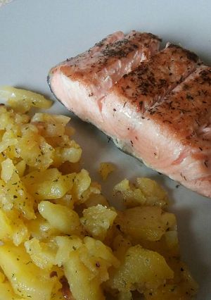 Una foto de Salmón 🐟 y patatas a lo pobre