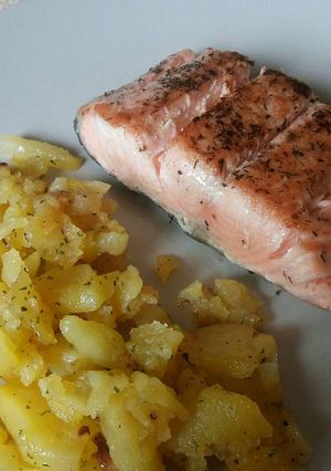 Una foto de Salmón 🐟 y patatas a lo pobre