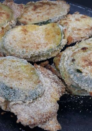 Una foto de Milanesa de zapallito con jamón y queso