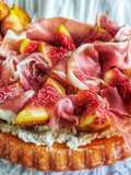 Crostata morbida salata settembrina (fichi e prosciutto crudo)