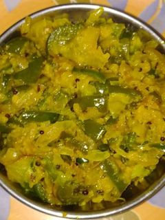 सिमला मिरची पीठ पेरून भाजी (shimla mirchi pith perun bhaji recipe in marathi) रेसिपी चे मुख्य फोटो