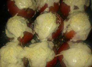 Una foto de Tomate relleno con salsa blanca 🍅😋