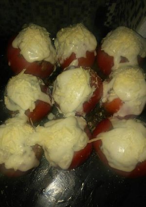 Una foto de Tomate relleno con salsa blanca 🍅😋