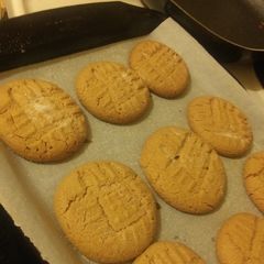 A picture of Easy Peanut Butter Cookies.