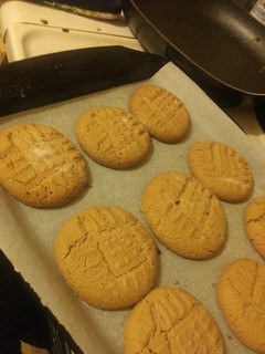 A picture of Easy Peanut Butter Cookies.