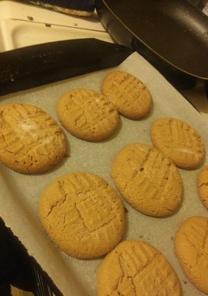 A picture of Easy Peanut Butter Cookies.