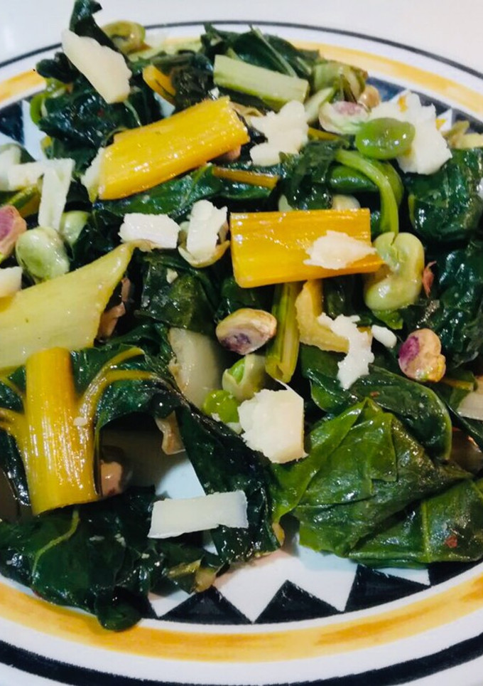 Una foto de Acelgas del huerto con habas tiernas, pistachos y queso