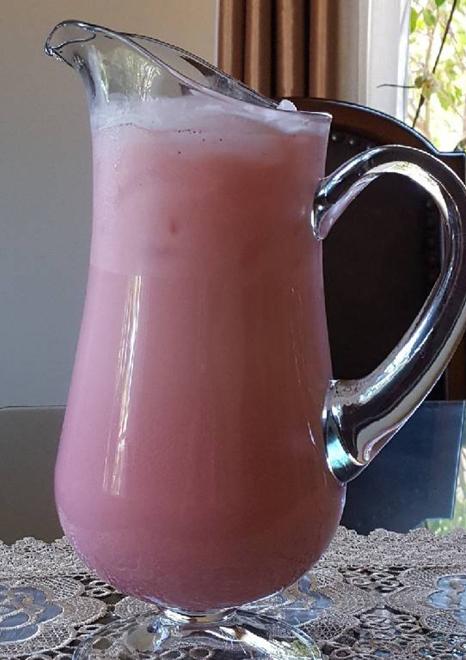 Una foto de Agua fresca de horchata y fresas