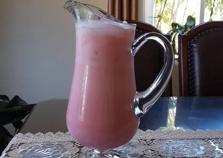 Agua fresca de horchata y fresas