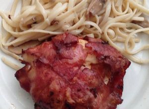 Una foto de Pollo a la tocineta