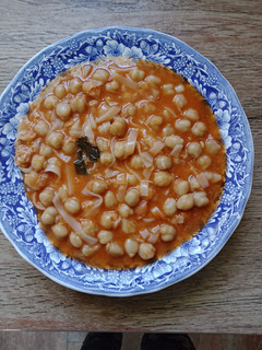 Una foto de Garbanzos con fideos chinos