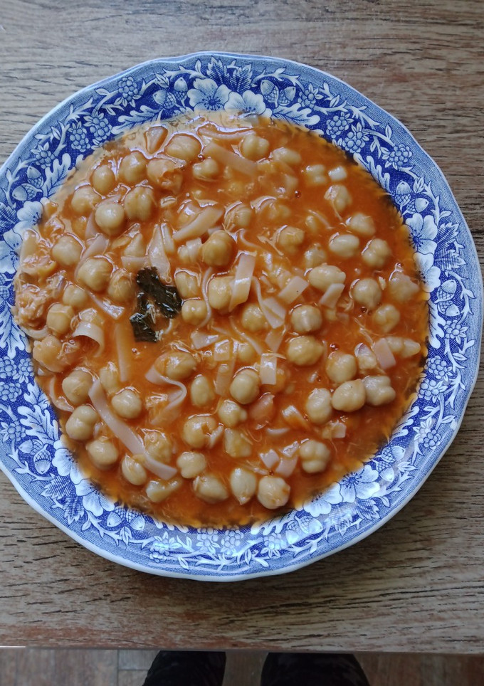 Una foto de Garbanzos con fideos chinos