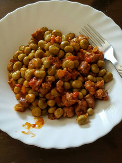 Una foto de Habas con Sofrito y pollo!!! A mi estilo
